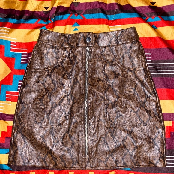 (Fake) Snake Skin w Zipper Skirt 🤠 - Picture 6 of 6